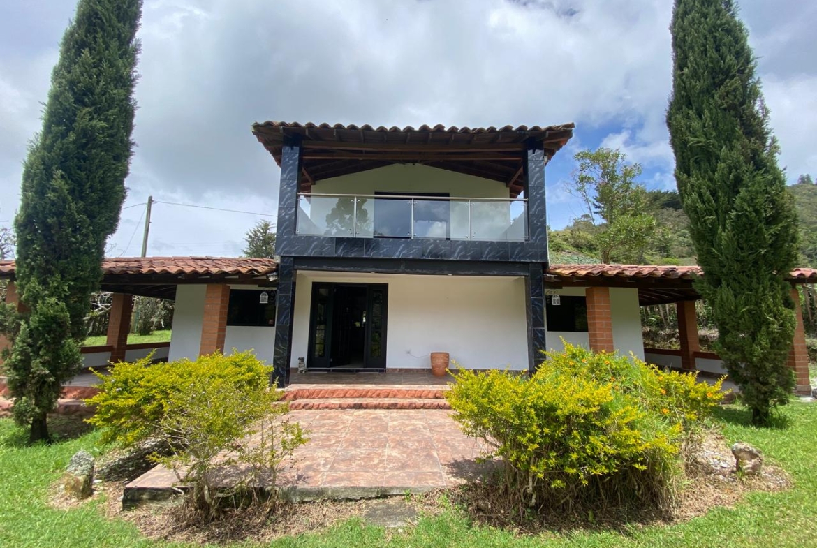 Finca for Sale Marinilla Antioquia with Jacuzzi and Recreational Areas